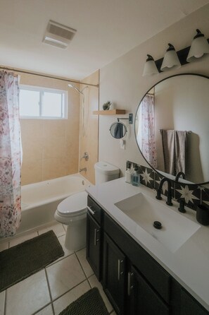 Een douche, een haardroger, een bidet, handdoeken