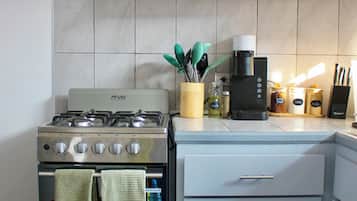 Réfrigérateur, micro-ondes, four, cafetiÚre/bouilloire