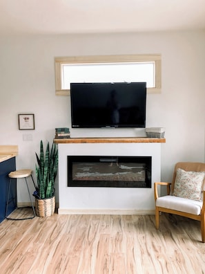 Smart TV y chimenea 