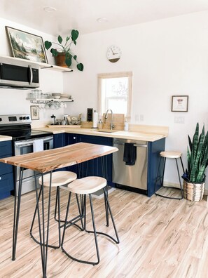 Fridge, microwave, oven, stovetop - Newly Built 1-bedroom house w/ deck, W/D, full kitchen, WiFi in SANDPOINT (Sandpoint)