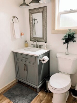 Hårføner, håndklær, såpe og toalettpapir