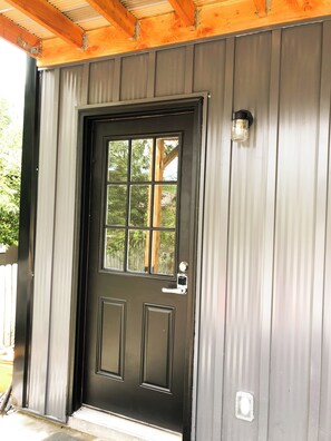 Exterior detail - Newly Built 1-bedroom house w/ deck, W/D, full kitchen, WiFi in SANDPOINT (Sandpoint)