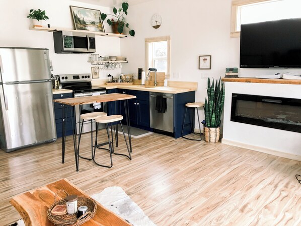 Kjøleskap, mikrobølgeovn, ovn og kokeplater