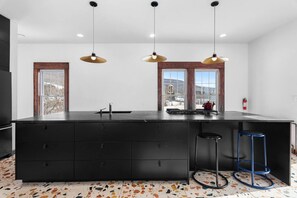 Fridge, oven, stovetop, dishwasher