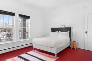 Een bureau, een strijkplank/strijkijzer, wifi, beddengoed