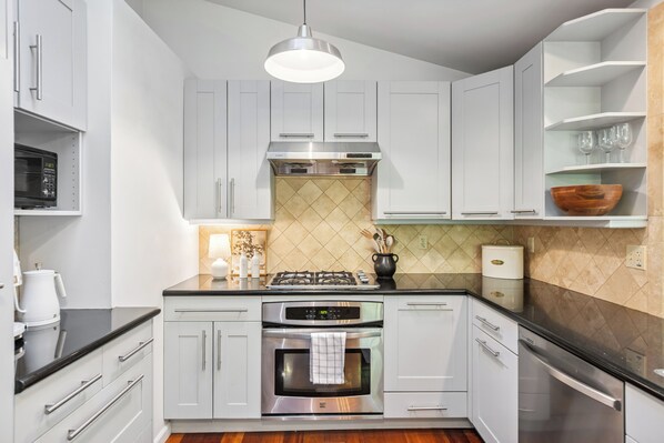 Frigorifero, microonde, forno, piano cottura