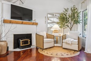Smart TV, fireplace