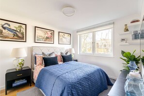 2 slaapkamers, een strijkplank/strijkijzer, reisbedje, wifi