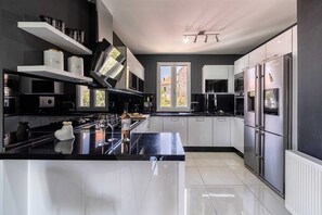 Kühlschrank, Mikrowelle, Ofen, Geschirrspüler