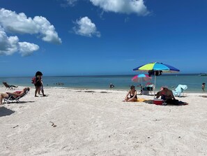 Liegestühle, Strandtücher