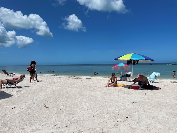 Chaises longues, serviettes de plage