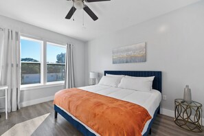 6 bedrooms, iron/ironing board, WiFi, bed sheets - Joan’s Wave+Sunset: Two Homes, Sleep 16, Walk to Beach+Zoo+Golf+more! (Panama City)