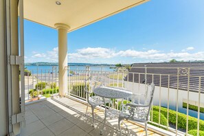 Outdoor dining - 2 Mile Lakehouse (Taupo)