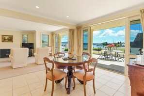 Dining - 2 Mile Lakehouse (Taupo)