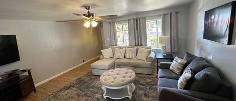 تلفزيون ذكي، مدفأة، كُتُب