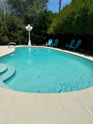 Outdoor pool, a heated pool - Spacious 4-bedroom house with a Pool, AC, WiFi located in Northeast Albuquerque (Albuquerque)