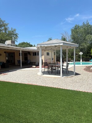 Outdoor dining - Spacious 4-bedroom house with a Pool, AC, WiFi located in beautiful Albuquerque (Albuquerque)