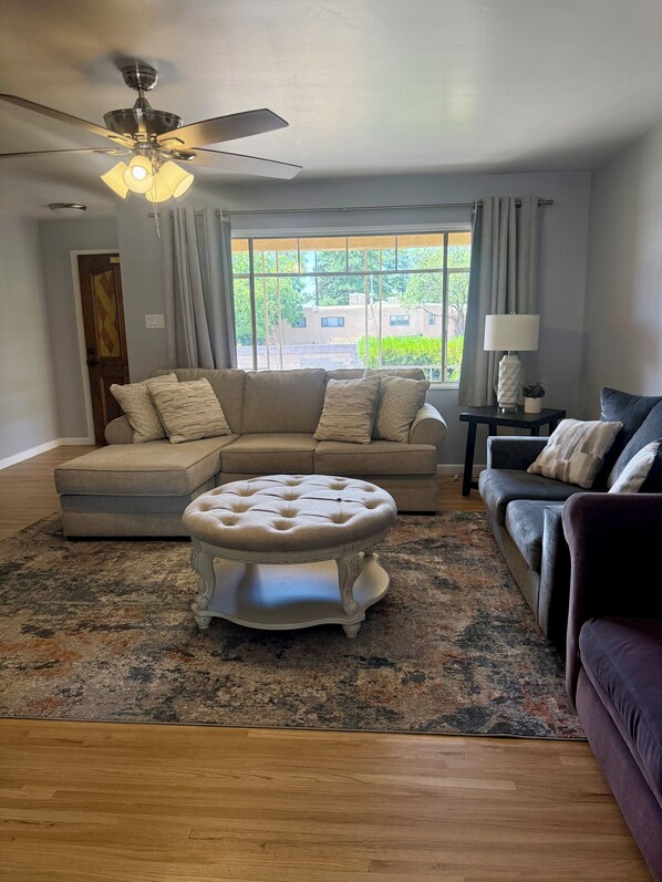 Smart TV, fireplace, books - Spacious 4-bedroom house with a Pool, AC, WiFi located in beautiful Albuquerque (Albuquerque)