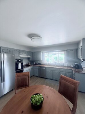 Fridge, microwave, oven, stovetop - Spacious 4-bedroom house with a Pool, AC, WiFi located in beautiful Albuquerque (Albuquerque)