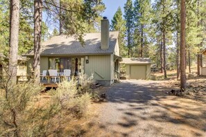 Exterior - Deer Lane with SHARC passes. (Sunriver)