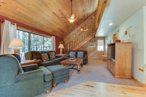 Smart TV, fireplace - Deer Lane with SHARC passes. (Sunriver)