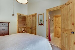 3 bedrooms, desk, iron/ironing board, travel crib - Deer Lane with SHARC passes. (Sunriver)