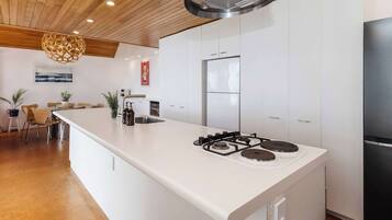 Geladeira, micro-ondas, fogão, cooktop