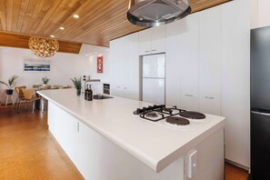 Geladeira, micro-ondas, fogão, cooktop