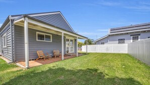 A single-story house with a covered porch and a fenced backyard. - Settle Inn: Broadwater, Pet Friendly (Broadwater)