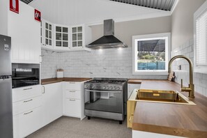 Fridge, microwave, oven, stovetop - Settle Inn: Broadwater, Pet Friendly (Broadwater)