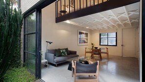 Smart TV, books - Studio Modern, Pyrmont Isyd (Pyrmont)