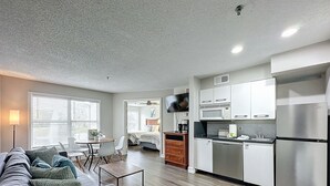 Un apartamento moderno con sala de estar, comedor y cocina.