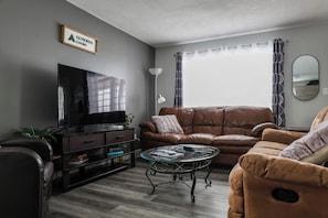 Living area - Le Lodge - Spacious Home (Cochrane)
