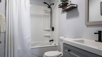 Douche, sèche-cheveux, serviettes fournies, savon