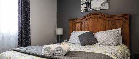 4 bedrooms, iron/ironing board, WiFi, bed sheets