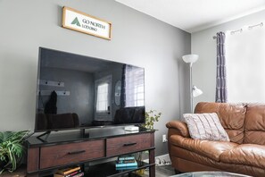 Living area - Le Lodge - Spacious Home (Cochrane)