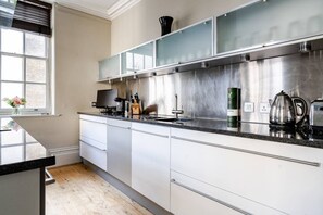 Frigorífico, microondas, horno y placa de cocina