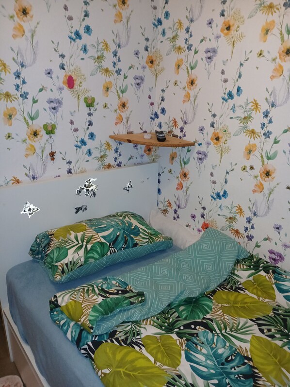 Shared Dormitory, 1 Bedroom, Smoking, Mountain View - Room in Guest Room - Budget Private Room in Malaga (Málaga)