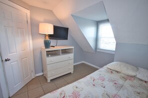 5 bedrooms, WiFi - Cute & Cozy 5 Bedroom 2 & one half Bath Blue Cape Home North Beach Haven LBI (No Beach Haven)