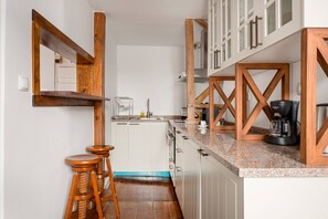 Réfrigérateur, four, plaque de cuisson, cafetière/bouilloire