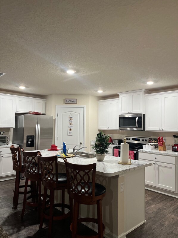 冷蔵庫、電子レンジ、オーブン、コンロ