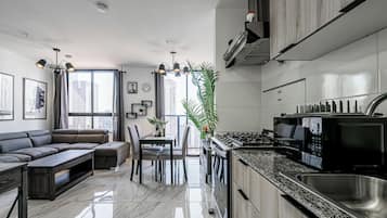 Apartment (22E) | Private kitchen | Fridge, microwave, toaster, blender