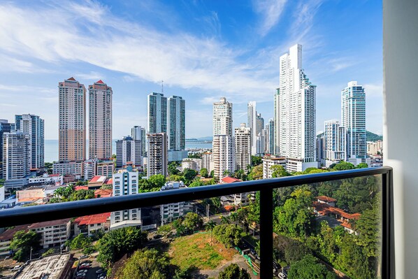 Apartment (17C) | Balcony - The Gray by Wynwood House  (Panama City)