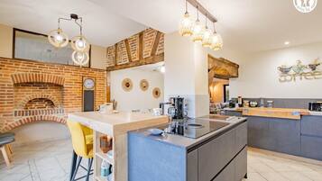 Mikrowelle, Ofen, Geschirrspüler, Hochstuhl