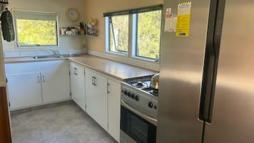 Fridge, oven, stovetop, electric kettle