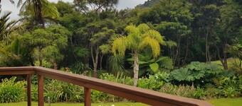 Remote Pelorus Sound Kiwi Bach on the Beach with Great Views