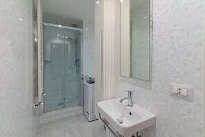 Dusche, Haartrockner, Bidet, Handtücher