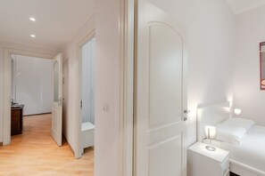 2 dormitorios, escritorio, tabla de planchar con plancha y wifi