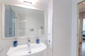 Douche, sèche-cheveux, bidet, serviettes fournies