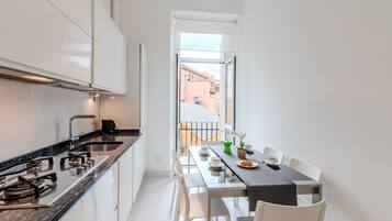 KĂŒhlschrank, Mikrowelle, Ofen, Herdplatte